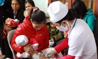 Nhân viên y tế tiêm phòng cho trẻ nhỏ. (Ảnh: TTXVN)