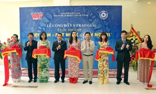 Cắt băng khai mạc triển lãm ảnh “Việt Nam – Đất nước – Con người” lần thứ 6 – 2014. Ảnh: Trịnh Văn Bộ