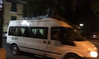 Chiếc xe của Nhà tang lễ đưa thi thể ông Thắng rời trụ sở Bộ GTVT đêm 22/1. Ảnh: Lê Dương