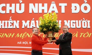 Phó Thủ tướng Thường trực Chính phủ, Chủ tịch Ủy ban An toàn Giao thông Quốc gia Trương Hòa Bình ghi nhận, biểu dương chương trình Chủ nhật Đỏ. Ảnh: Mạnh Thắng