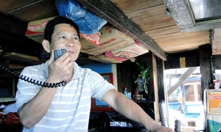 Thuyền trưởng Dương Thành Minh với chiếc Icom vẫn hát cho ngư dân nghe những đêm câu mực Ảnh: Hải Anh