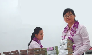 Giao dịch tại một ngân hàng Ảnh: Minh Đức