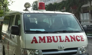 Xe cứu thương ...'đi họp' và chở bàn ghế