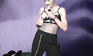 Madonna lột áo khoe ngực ngay trên sân khấu - Ảnh chụp từ YouTube