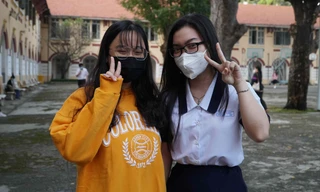 Ngày đầu trở lại trường, học sinh TP.HCM đi học sớm, giữ khoảng cách khi ra chơi