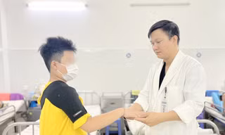 Bé10 tuổi đột quỵ khi đang chơi, bố mẹ nhận ra dấu hiệu nguy hiểm nên cứu được con
