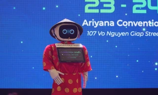 'Trình làng' robot lễ tân, bồi bàn có giá hàng trăm triệu 