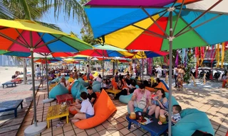 Người Đà Nẵng kéo nhau xuống biển, lên núi trốn nóng ngày lễ