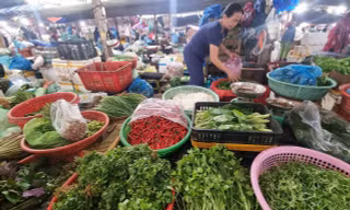 Đà Nẵng: Rau xanh tăng giá vùn vụt, cả người dân và hàng quán đều 'khóc ròng'