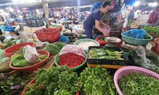 Đà Nẵng: Rau xanh tăng giá vùn vụt, cả người dân và hàng quán đều 'khóc ròng'