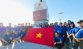 Thanh niên ngành điện mang bản đồ, cờ Tổ quốc ra đảo 