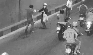 Rớt cọc tiền giữa phố Đà Nẵng, chàng trai xúc động khi được 'lượm giùm chứ không lấy'