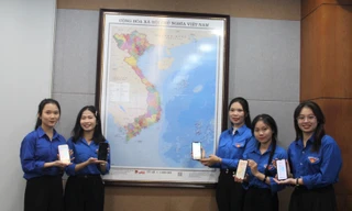 Bạn trẻ thích thú trải nghiệm bản đồ Tổ quốc AR