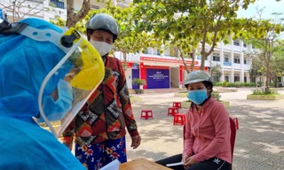 Nhân viên y tế trường học mắc COVID-19 chưa rõ nguồn lây