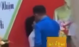 Cán bộ trường túm cổ áo, đẩy nữ sinh vào tường