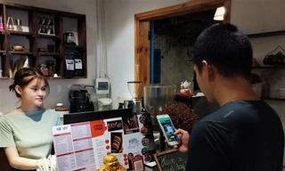 Du khách thanh toán trong 'một nốt nhạc' trên phố Tây