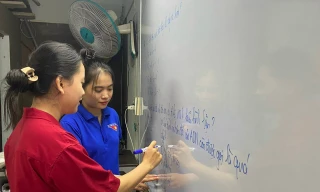 Lớp học áo xanh tiếp sức cho sĩ tử khó khăn