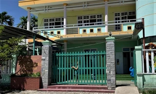 Bé trai chưa rụng rốn bị bỏ rơi trước trung tâm nuôi dạy trẻ mồ côi