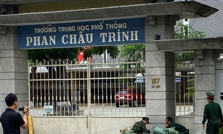 Người đàn ông quăng ‘vật thể lạ’ vào trường học rồi bỏ chạy, phong tỏa hiện trường