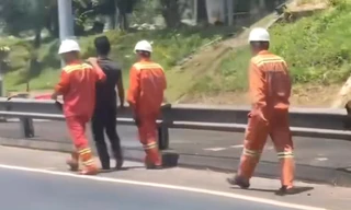 Người đàn ông phóng xe không mũ bảo hiểm xuyên hầm Hải Vân