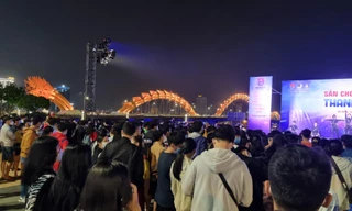 Người dân, du khách nườm nượp vui chơi đêm cuối tuần ở Đà Nẵng