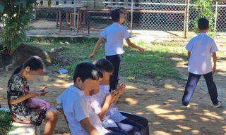 Phụ huynh đem con đến trường cũ 'ngồi không' vì chê trường mới xây 25 tỷ... xa nhà 