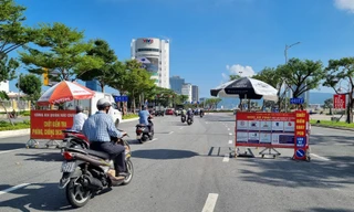 Người dân cách nơi đến 100 mét nhưng phải đi đường vòng tới 10 km vì vướng rào chắn