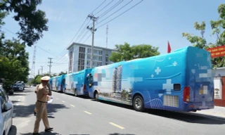 Đà Nẵng: Đoàn xe phủ kín quảng cáo dự án bất động sản chạy khắp phố