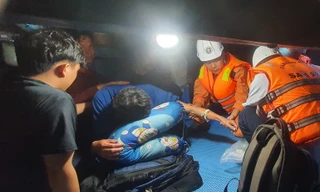 Vượt biển đêm cứu thuyền viên Quảng Ngãi nguy kịch trên tàu cá 