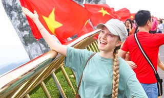 Cầu Vàng rực rỡ sắc đỏ màu cờ Tổ quốc