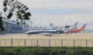 Người dân Đà Nẵng thích thú ngắm 'chuyên cơ tỷ phú' từ sân thượng