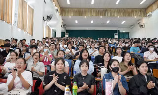Điểm chuẩn ngành sư phạm 'chót vót', hiệu trưởng nói gì?