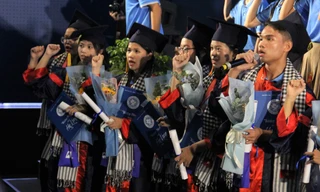 Lễ trưởng thành 'từng không dám mơ' của học trò mồ côi vì COVID-19