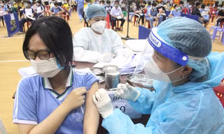 Sáng nay, Đà Nẵng tiêm vắc xin phòng COVID-19 cho học sinh lớp 8, 9 