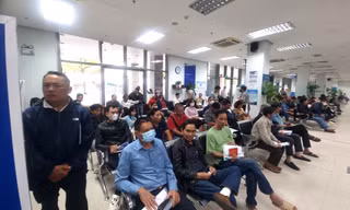 Xin nghỉ làm xếp hàng từ sáng đến chiều chưa đổi được bằng lái xe