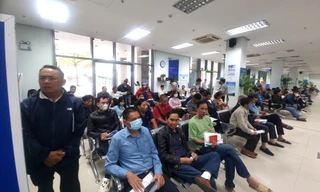 Xin nghỉ làm xếp hàng từ sáng đến chiều chưa đổi được bằng lái xe