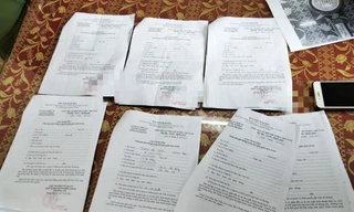 Lái xe ở Đà Nẵng lấy giấy đi đường của công ty về phát cho hàng xóm