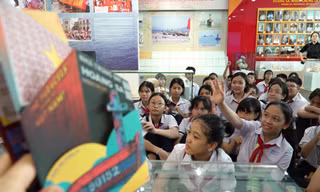 Bạn trẻ đổ về tham quan Nhà trưng bày Hoàng Sa