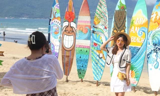 Đà Nẵng tấp nập khách du lịch, bãi biển rực rỡ sắc màu