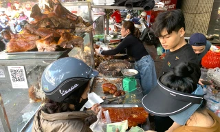 Nườm nượp mua heo quay cúng Thần tài, nhà hàng bán 'không kịp thở' 