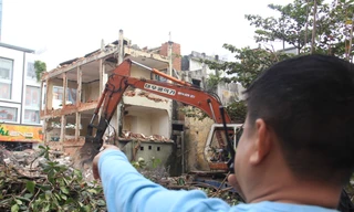 Gấp rút phá dỡ xác nhà, cải tạo cảnh quan quanh SVĐ Chi Lăng trước Tết