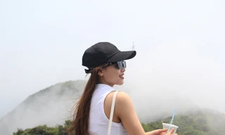 Du khách kéo nhau lên đỉnh Bàn Cờ ngắm Đà Nẵng nắng chang chang 