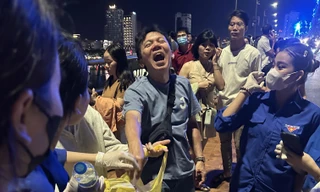 Tình nguyện dọn sạch rác trong đêm, lan tỏa ý thức bảo vệ môi trường