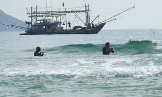 Xem ngư dân 'hốt bạc’ trong vài tiếng cào ốc ruốc