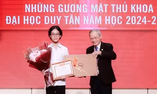 Đại học Duy Tân khai giảng năm học mới, tuyên dương thủ khoa
