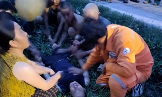 Anh thợ điện lao xuống sông cứu hai người đuối nước