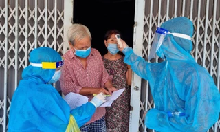 Đội nắng gõ cửa từng nhà kiểm tra sức khỏe gần 2.500 người trong ổ dịch