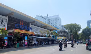 Chợ du lịch lớn nhất Đà Nẵng thoáng hơn trong ngày đầu đi một chiều, dẹp vỉa hè