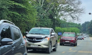 Xe cộ nườm nượp trên đường Hồ Chí Minh