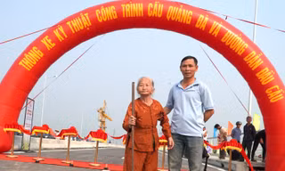 Con trai dẫn mẹ gần 90 tuổi đi ngắm cầu nối đôi bờ Quảng Nam - Đà Nẵng thông xe